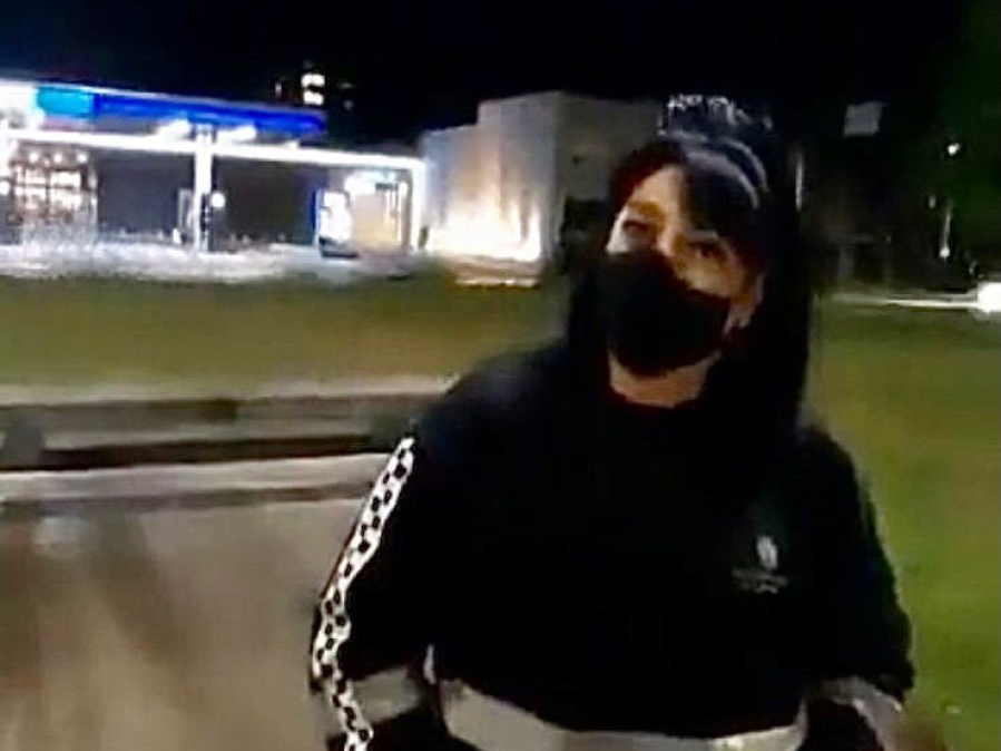 Una inspectora de Control Urbano sacó los carteles del Frente de Todos para dejar los de Garro