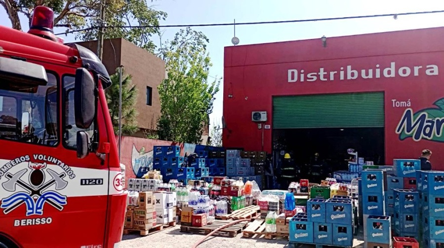 Una distribuidora de bebidas de Berisso se incendió este jueves