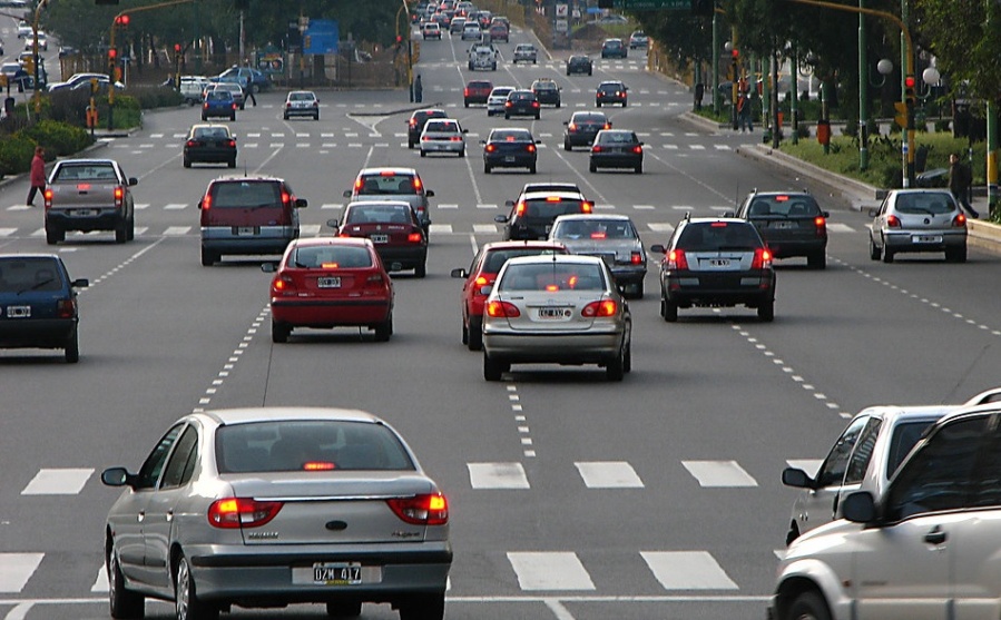 Bajarán los impuestos para los trámites de compra y venta de autos, y se digitalizarán los legajos