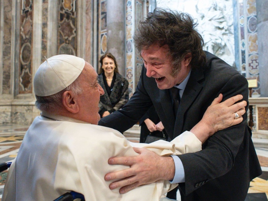 Javier Milei mantuvo su primer encuentro con el Papa Francisco y lo abrazó