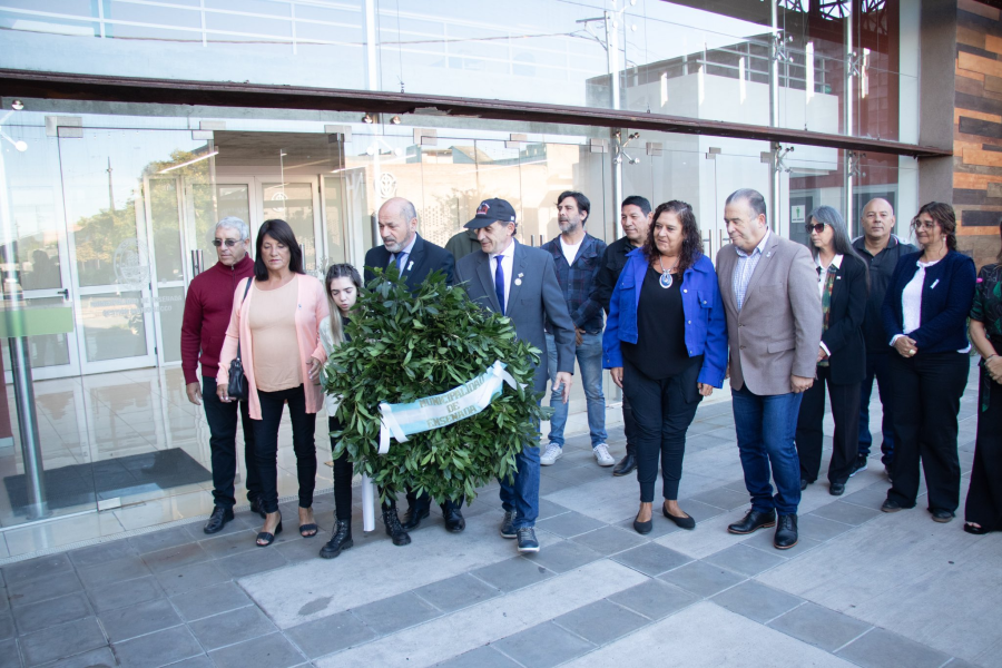 Ensenada recordó a los héroes de Malvinas con una ofrenda floral y también hubo una vigilia en el Fuerte Barragán