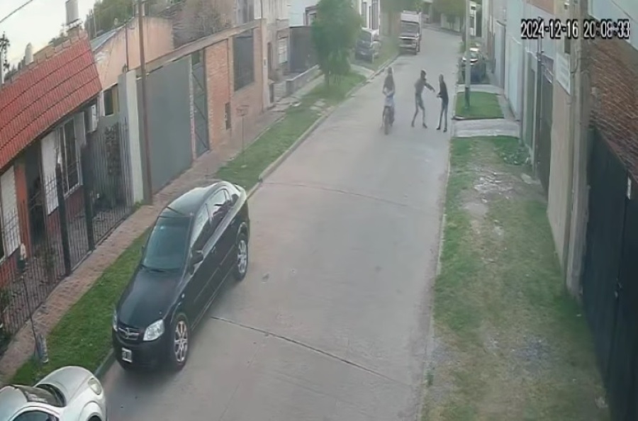 Máxima tensión en un intento de robo en Los Hornos: actuaron dos motochorros y uno de ellos no tuvo paciencia