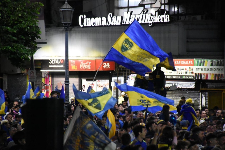 “Se lo compro si es posible”: la desesperada búsqueda de una platense que perdió un celular en los festejos de 7 y 50