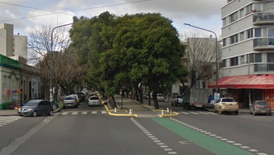 Vecinos de Diagonal 73 y calle 3 piden que se coloquen semáforos porque ”todos los días vuela una bici por el aire”