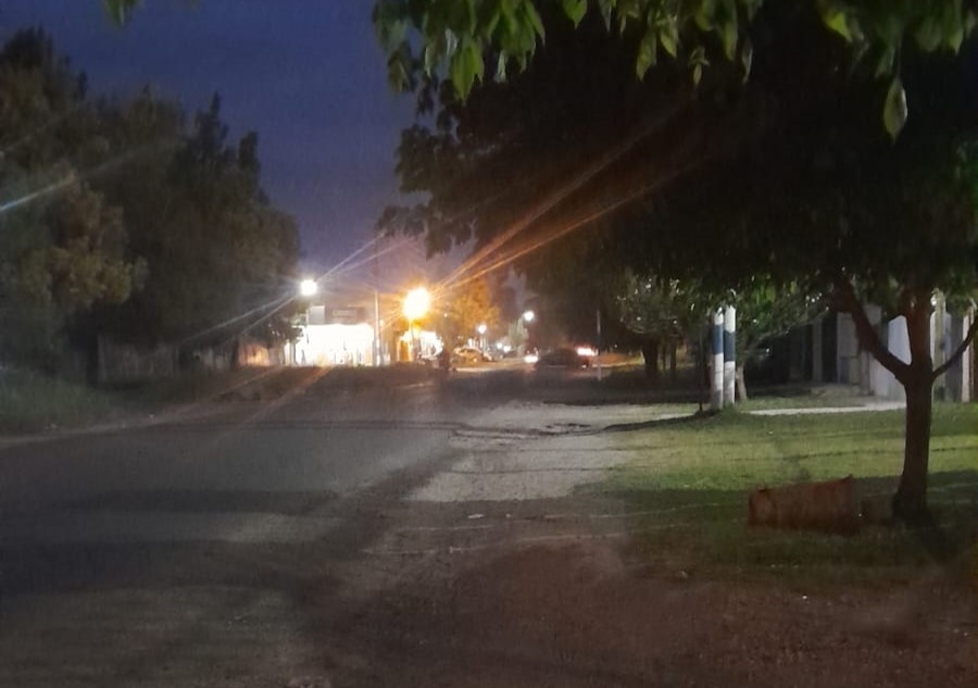 Reclaman por la falta de iluminación en una cuadra de Melchor Romero: ”Es una boca de lobo”