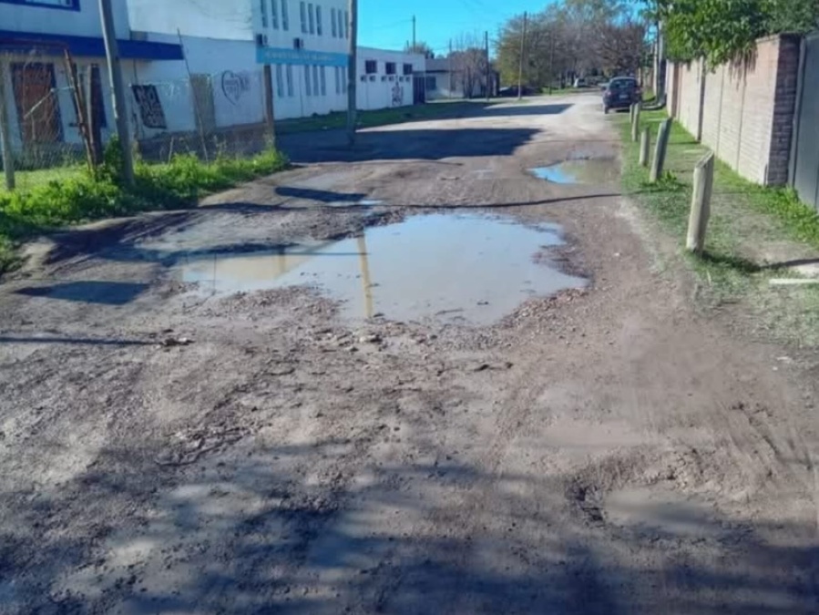 En 158 y 66 el barro es parte del camino a la escuela