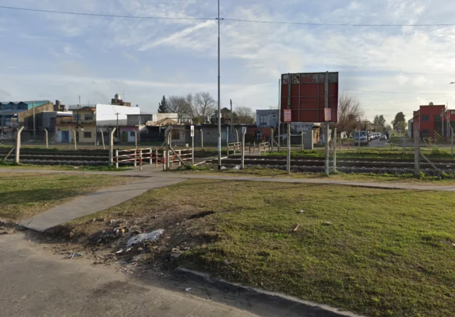 Hallaron a un bebé muerto al costado de las vías y creen que lo arrojaron de un tren en movimiento