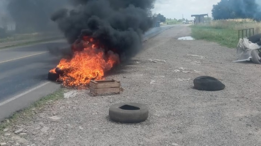 ”Estamos hace siete días sin luz”: vecinos cortaron el tránsito en Ruta 36 entre Olmos y Poblet