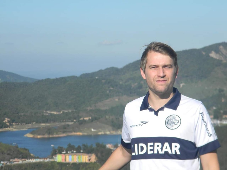 Un joven tripero recorrió el mundo, vive en Barcelona y lidera un grupo de WhatsApp muy especial: ”A veces sale un asado”