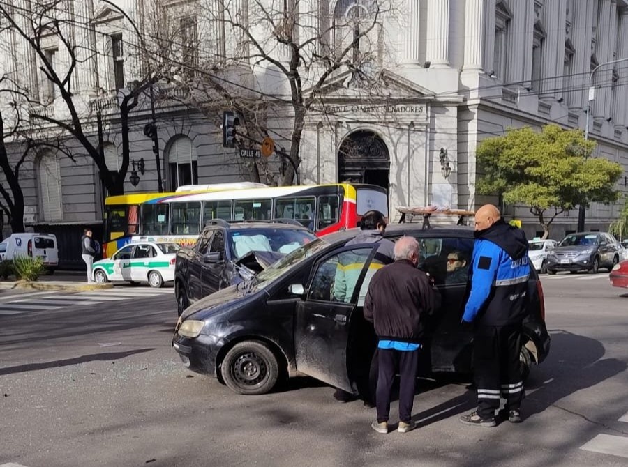 Fuerte choque en pleno centro de La Plata: una camioneta y un auto impactaron en 7 y 49