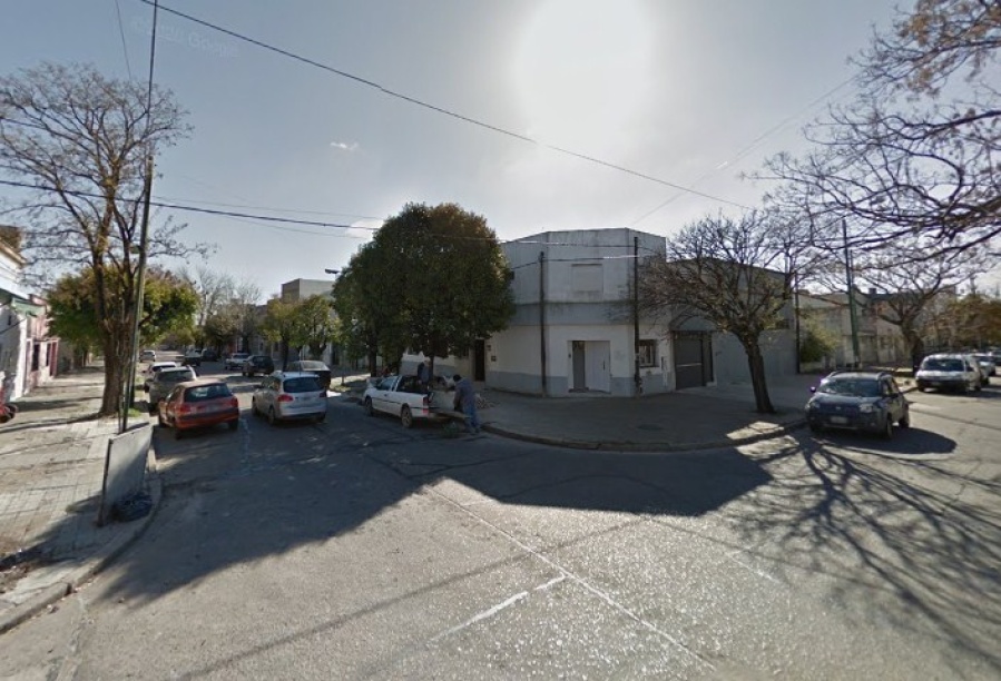 Lo atraparon infraganti mientras se llevaba dos neumáticos tras robarlos en La Plata