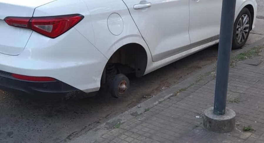 Indignación y bronca de vecinos platenses tras la aparición del ”roba ruedas” en una calle de la ciudad