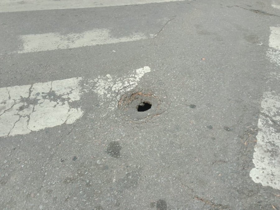 Vecinos platenses advierten por un pozo en una intersección muy transitada cerca de Plaza Moreno