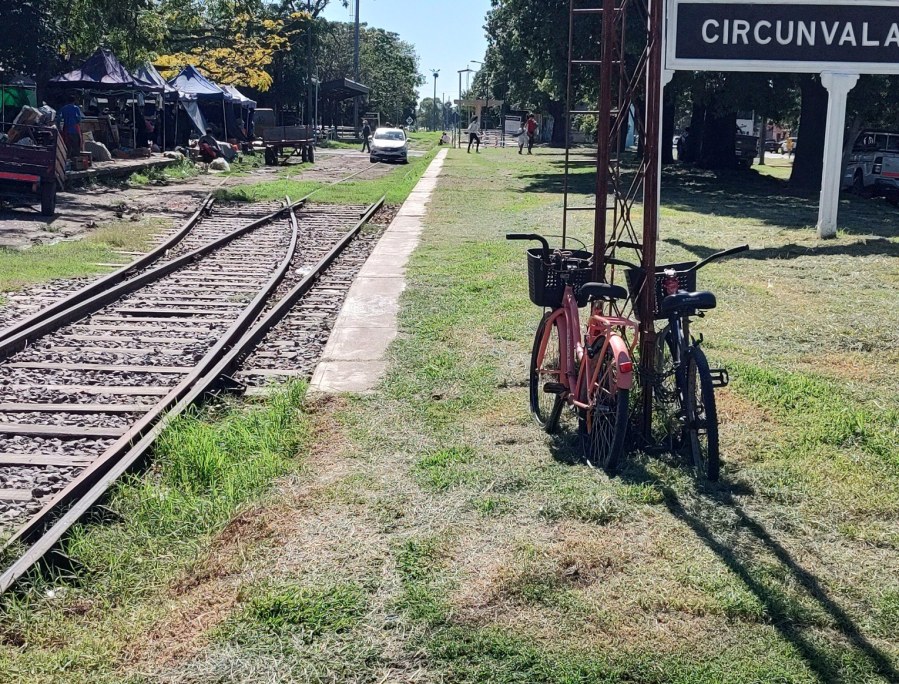 Un automovilista estacionó sobre las vías del Tren Universitario de La Plata y un vecino de Villa Elvira estalló
