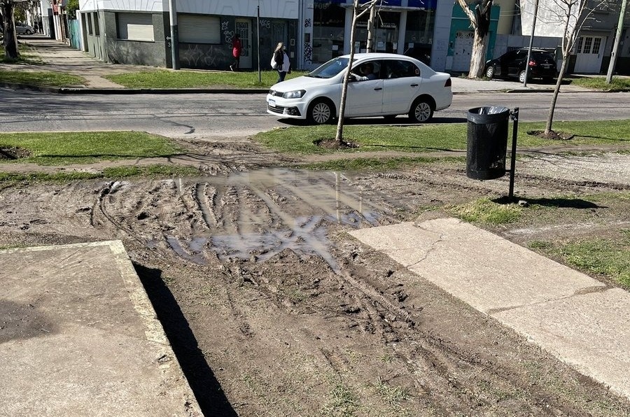 Vecinos de 9 y 32 denuncian abandono en una plaza