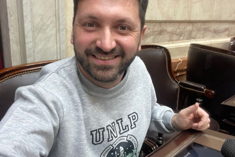 ¿Quién es el diputado que se calzó el buzo de la UNLP para la sesión sobre el veto de Javier Milei?