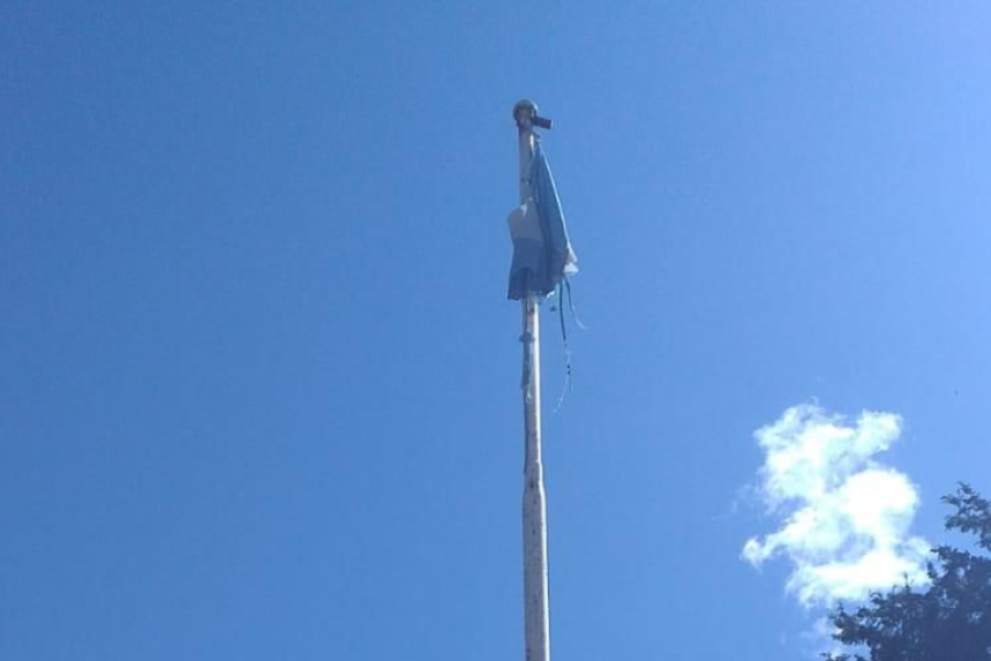 Vecinos de City Bell enojados por el pésimo estado de la bandera que está en una plaza