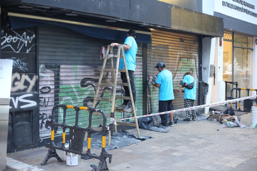 Ya se limpiaron 1818 frentes vandalizados en La Plata y las cuadrillas llegarán a otras cuatro arterias