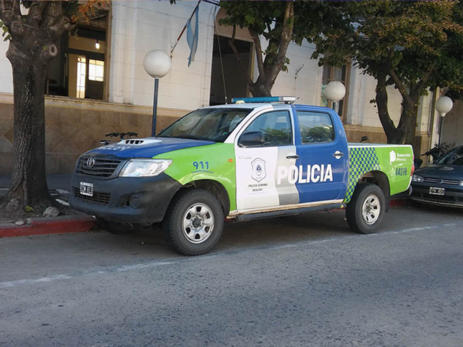 Delincuentes golpearon y balearon a un policía retirado para robarle la camioneta