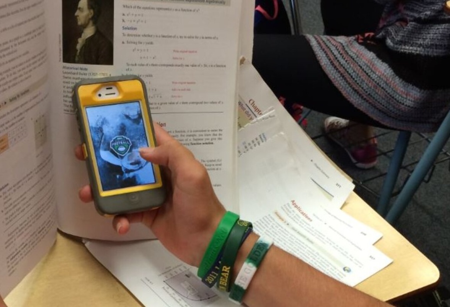 Un proyecto busca prohibir el uso de celulares en escuelas de La Plata: ”Los chicos muchas veces no prestan atención”