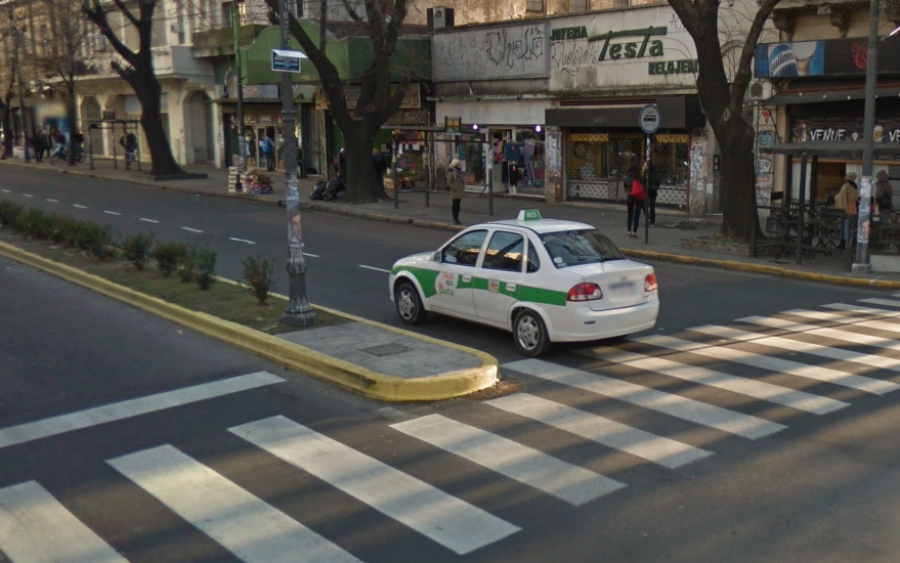 Un taxista levantó a una parejita en 7 y 56 y jamás imaginó que sufriría una verdadera pesadilla