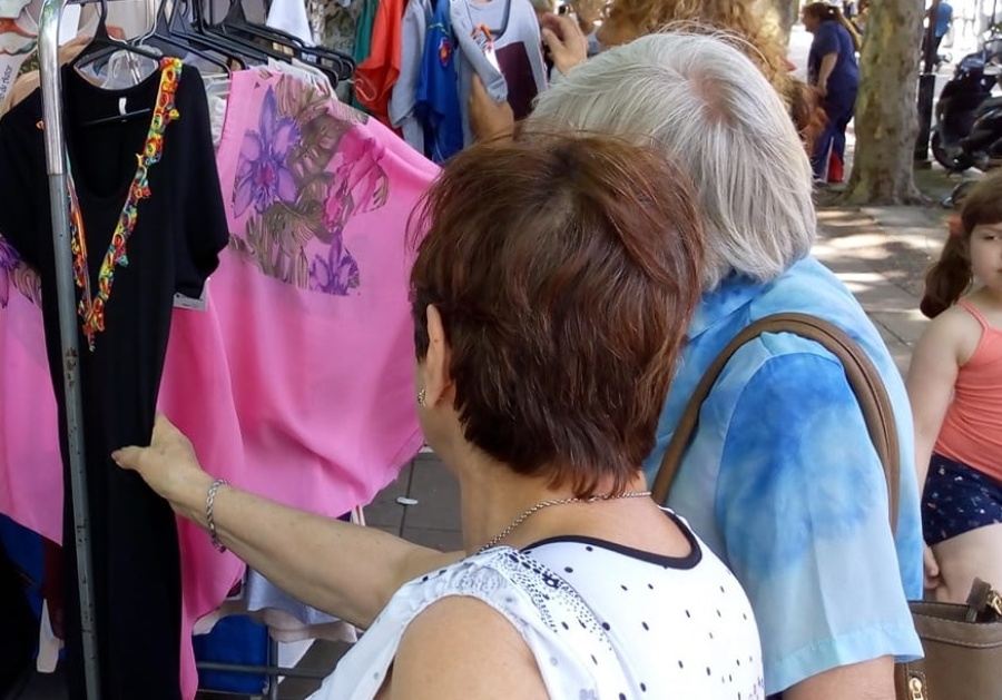 ”Son sinvergüenzas”: una joven explotó por lo que le sucedió en una feria de La Plata y la polémica estalló en las redes