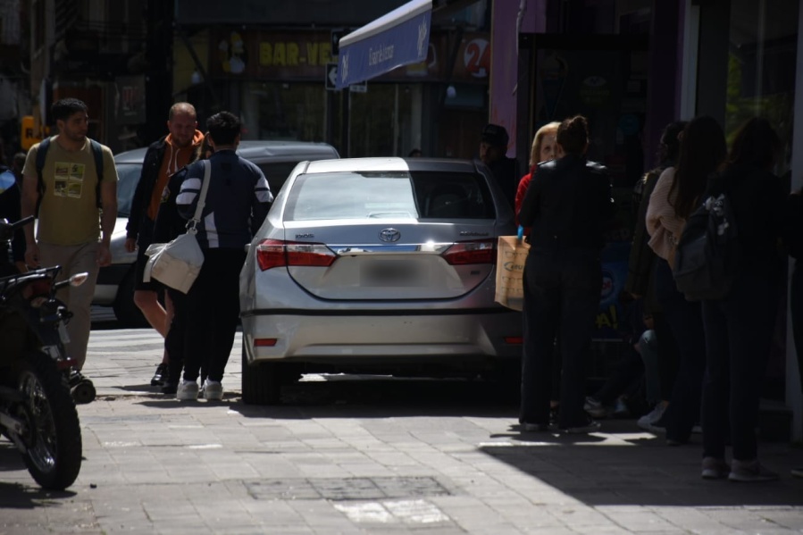 Confuso episodio con un auto que terminó en la vereda de Diagonal 74 y 46: tenía un arma y viajaba con su nieta y esposa