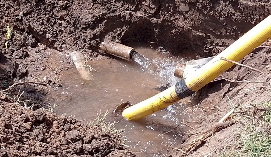 Vecinos de Barrio Aeropuerto reclaman por la rotura de caño de agua