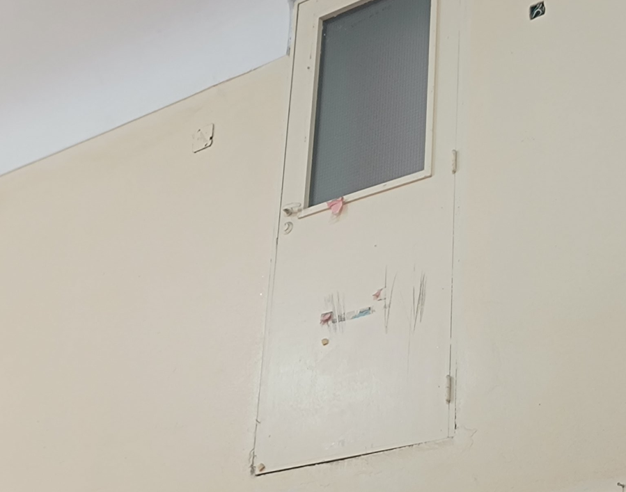 Descubrió una puerta misteriosa arriba del pizarrón en un aula de la UNLP y estallaron las teorías: “Necesito entrar por ahí”