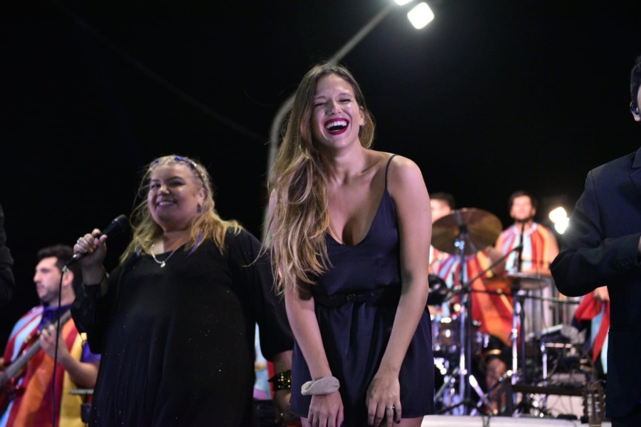 María Becerra y Barbie Vélez estuvieron presentes en el carnaval de Gualeguaychú