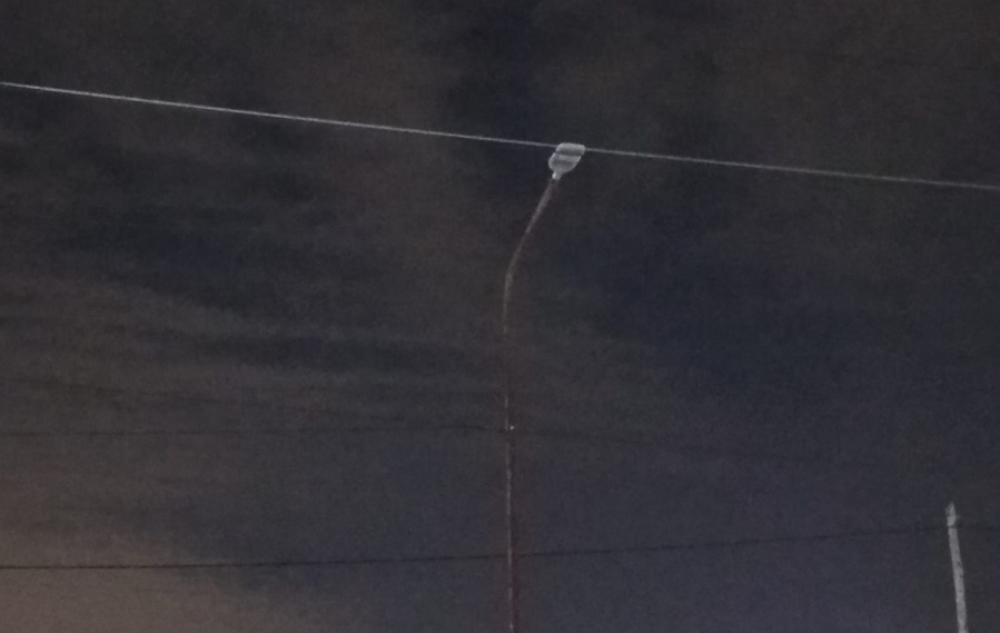 ”Es una boca de lobo esto”: vecinos de Los Hornos se quejaron por un foco de luz que no volvió a encender