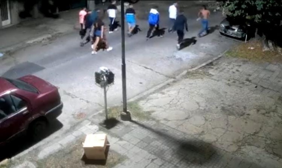 Indignante: un vecino del barrio El Mondongo vio como su auto sufrió ”de la nada” varios destrozos por un grupo de chicos