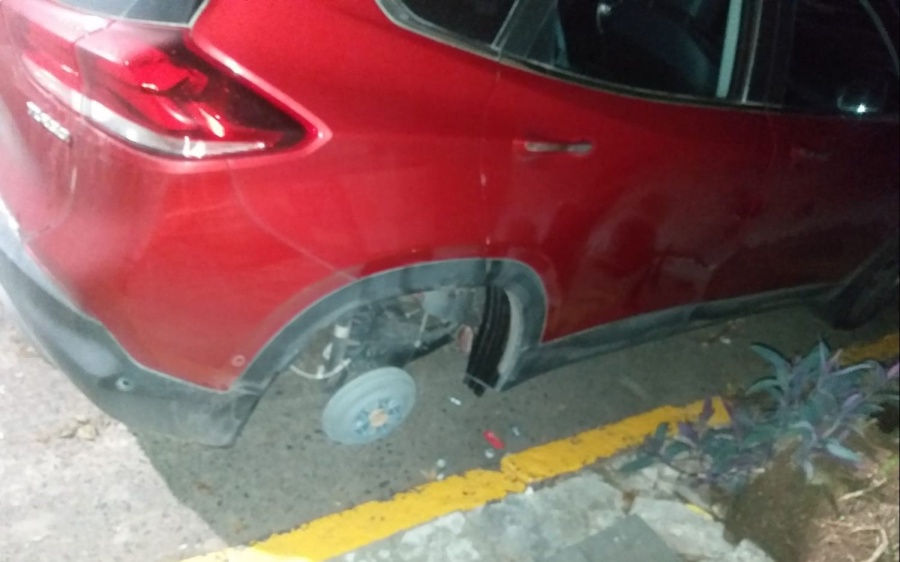 Vecinos de Los Hornos armaron una lista de las zonas donde atacan los ”robaruedas”: ”Ya no tienen horario”