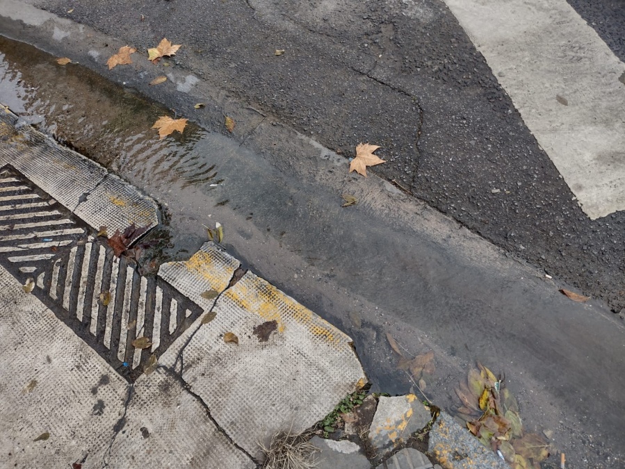 En 13 y 46 reclamaron por una pérdida de agua: ”Complica a las personas que usan la rampa”