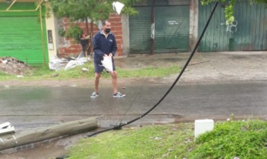 En Tolosa robaron cables, se cayó un poste y lo custodia un vecino bajo la lluvia: ”No apareció nadie”