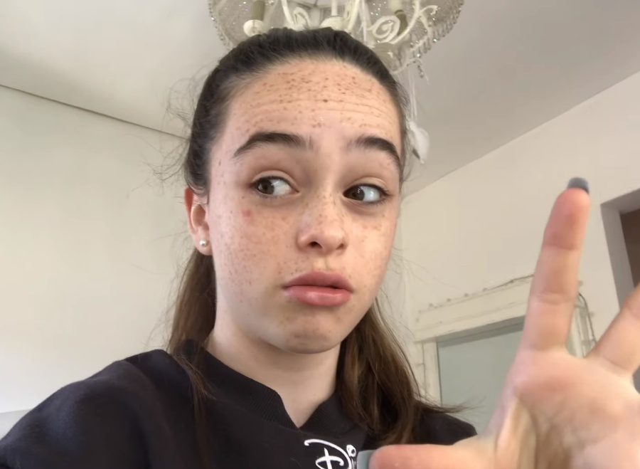 Una joven platense ganó sus primeros $18.000 con videos sobre maquillajes y le quitaron todo cuando salió del cajero