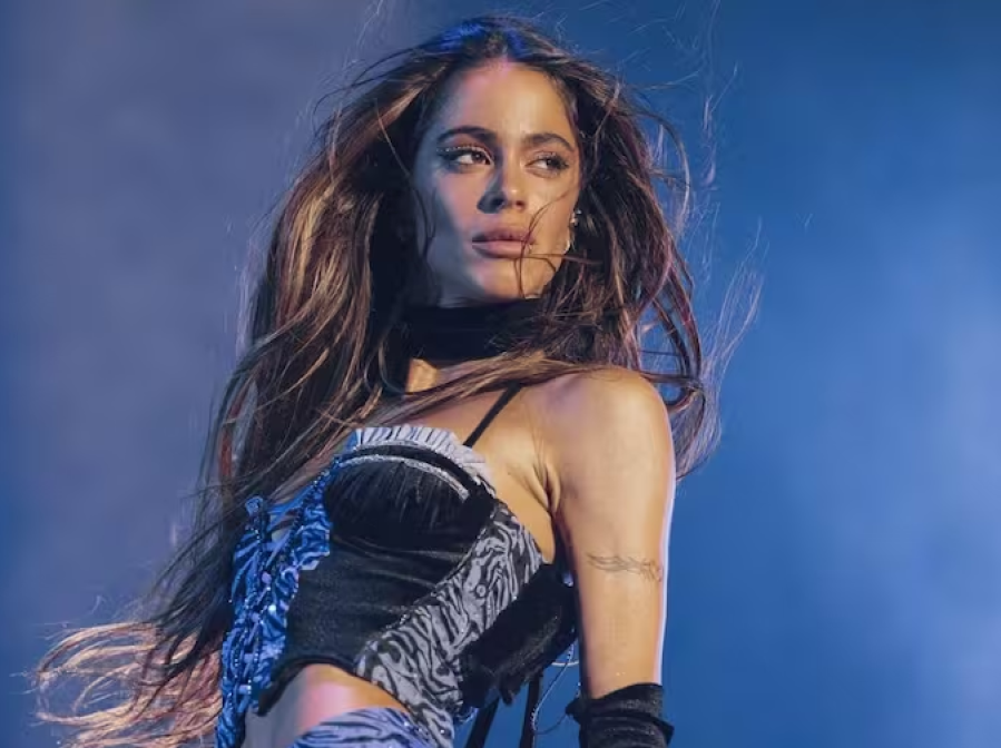 Tini Stoessel jugó al misterio y sus seguidores se entusiasman con un nuevo álbum: los extraños mechones de pelo
