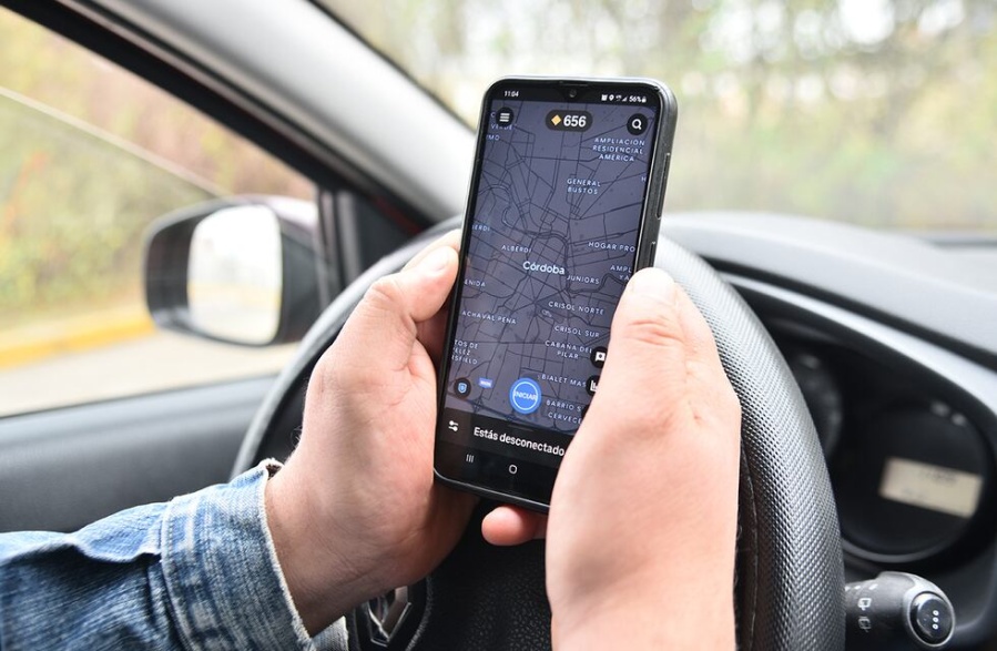 Simularon ser pasajeros, le pusieron una faca en el cuello y se dieron a la fuga con el auto de un chofer de aplicación