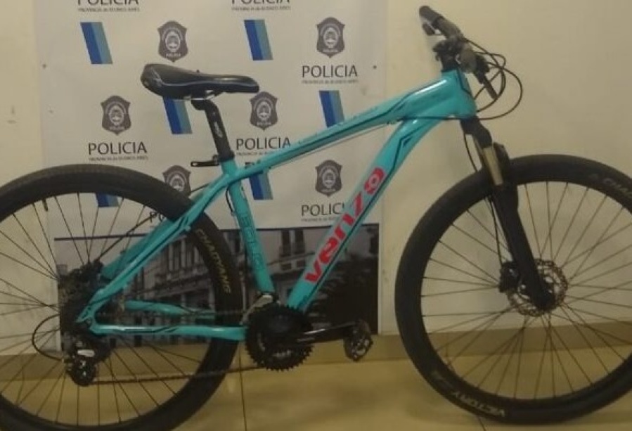 Dos menores forcejearon una reja en 56 y 20 para llevarse una bicicleta