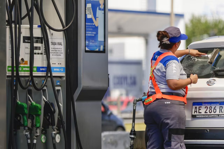 La nafta y el gasoil aumentaron 2% pese a que el Gobierno congeló el impuesto a los combustibles