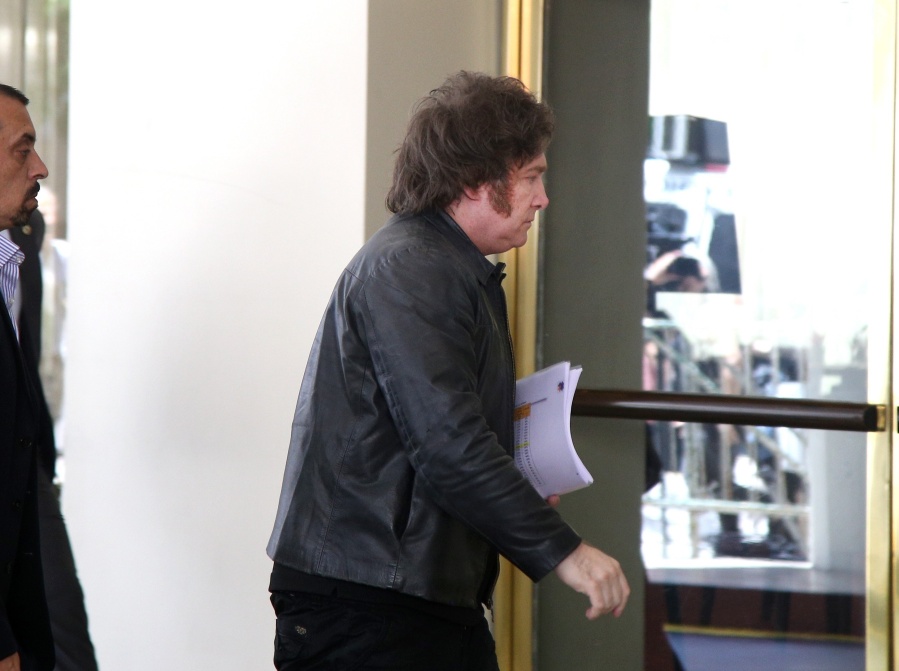 Dólar, salarios públicos y salida ”gradual” de los subsidios: los puntos centrales del plan que podría anunciar Milei