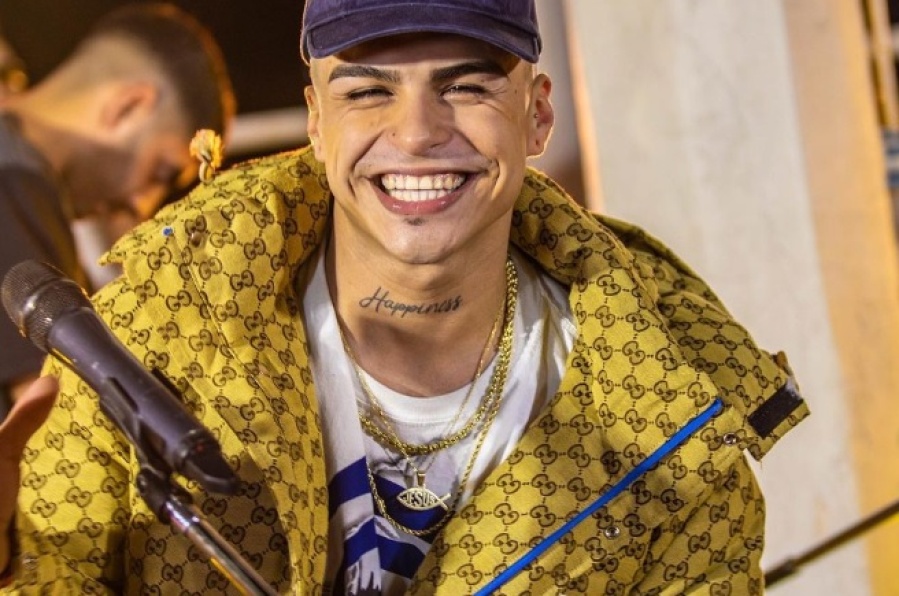 Tobías Medrano no se quiso quedar afuera de probar el ”efecto” que lo hace viejito: ”Voy a ser un abuelo buena onda”