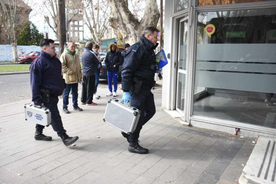 Un intento de golpe comando causó terror en el Banco Provincia de 1 y 67: actuaron con armas largas