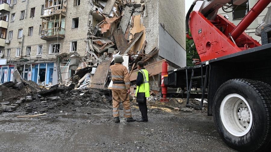Tras un bombardeo en Ucrania, buscan sobrevivientes entre los escombros