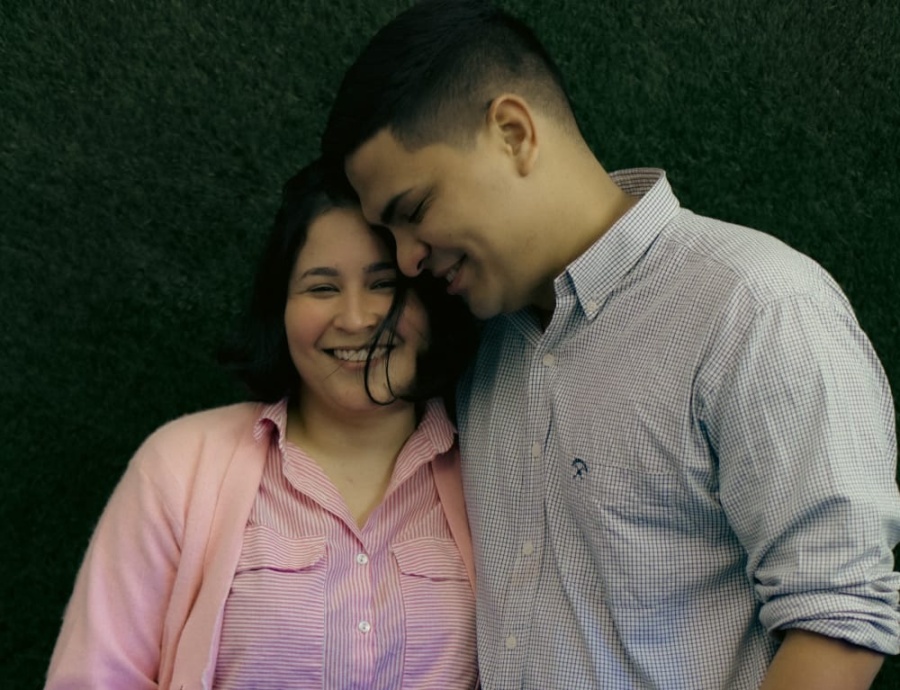 El venezolano ”manos de tijera” que se enamoró en La Plata, es furor e improvisó en su depto en el 2020: ”Nos acogieron”