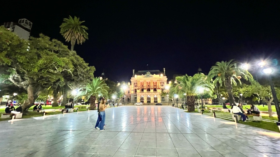 Con 10 kilómetros de cable subterráneo, el Municipio renovó por completo la iluminación de Plaza San Martín