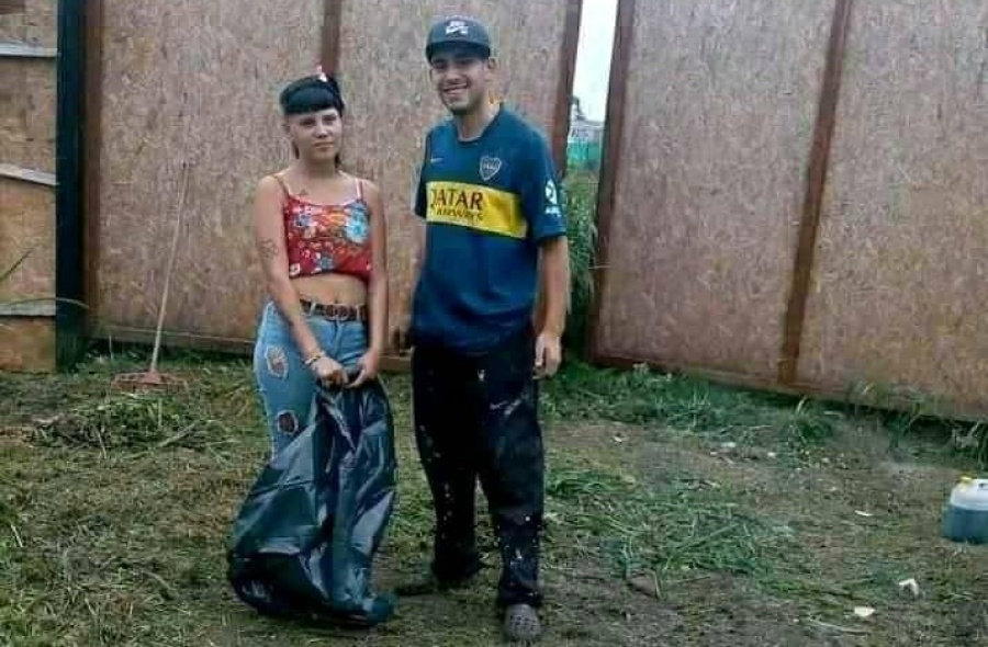 Son novios, cortan el pasto para juntar plata y son furor en las redes: ”Encima cobramos barato”