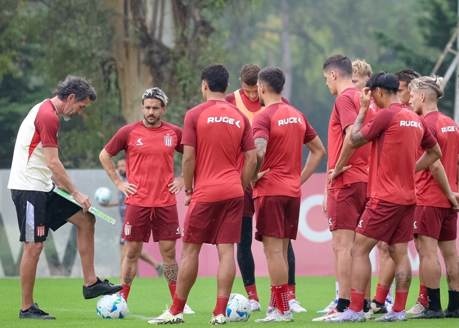 Estudiantes vuelve a los trabajos y Domínguez tiene un dilema frente a la seguidilla: ¿Rotar o no rotar? 
