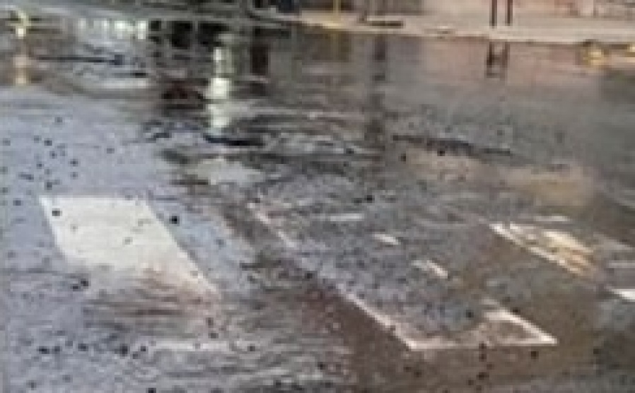 En pleno centro de La Plata alertaron por un importante bache que empeora con las lluvias