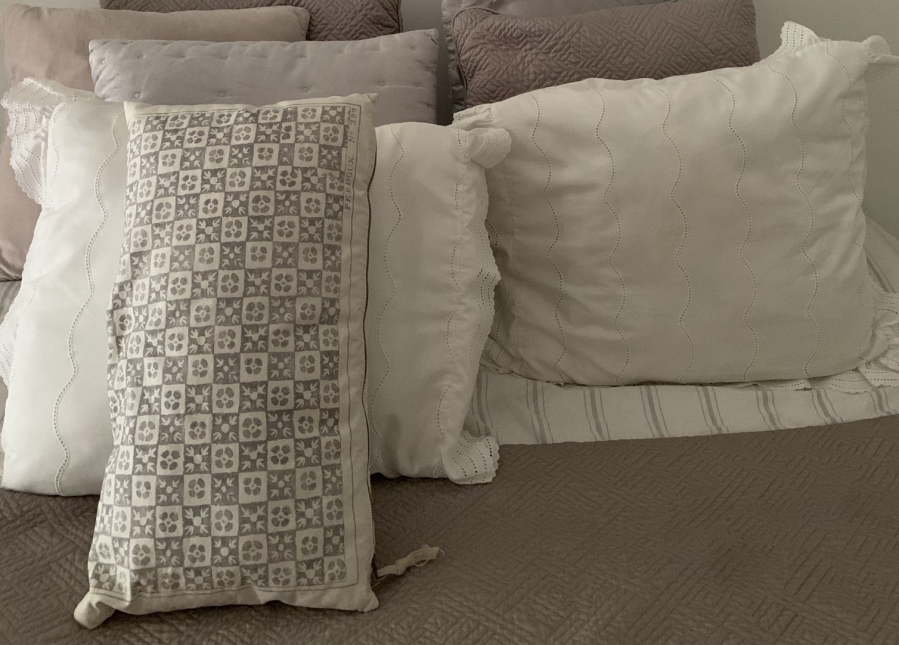 ”¿Qué hay en su cabeza?”: se quejó de cómo su marido colocó las almohadas y se desató el debate en las redes sociales